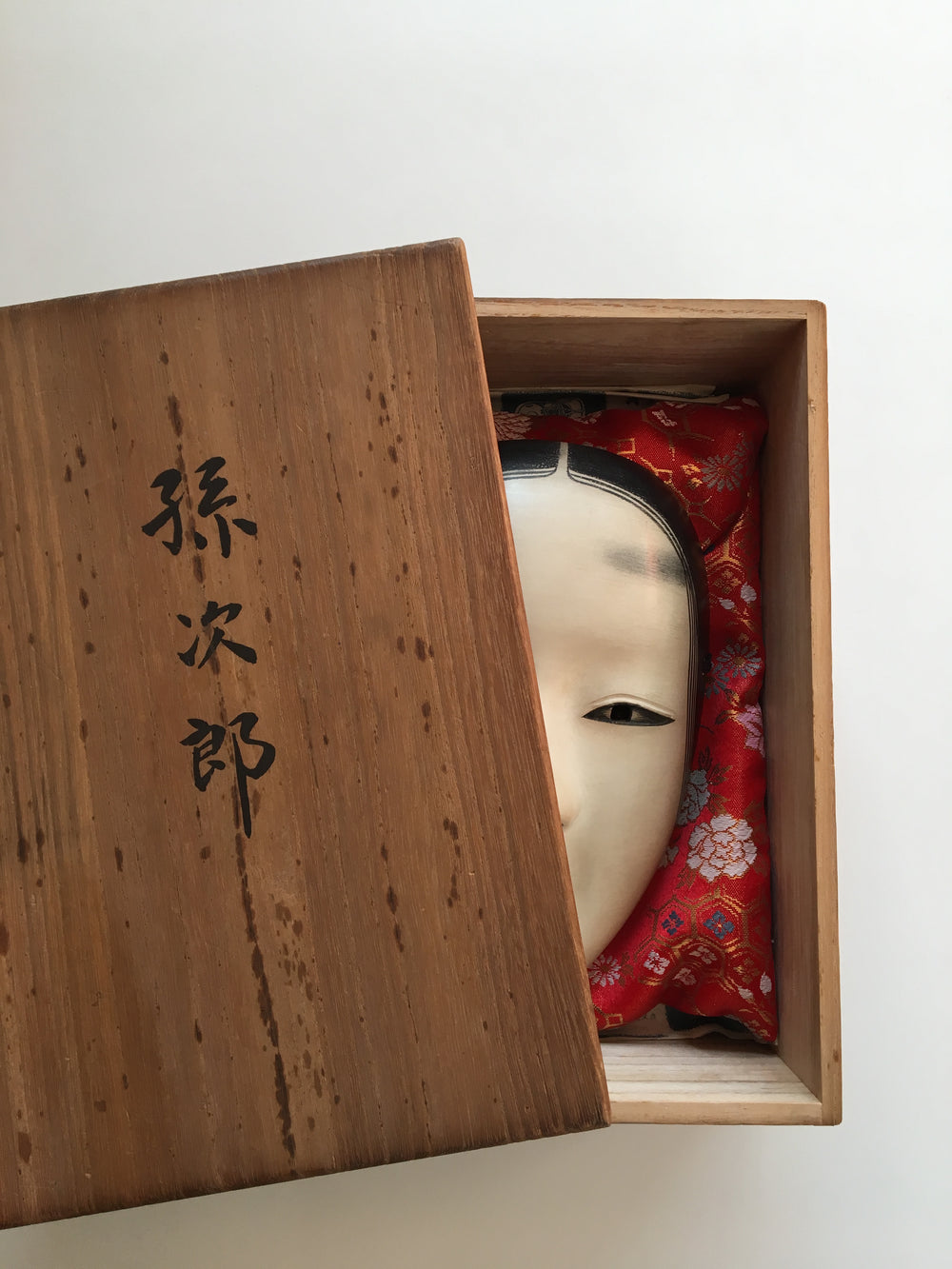 Mask of MAGOJIRO by Masahiko Matsumoto. /(with quilted textile bag and a paulownia box)