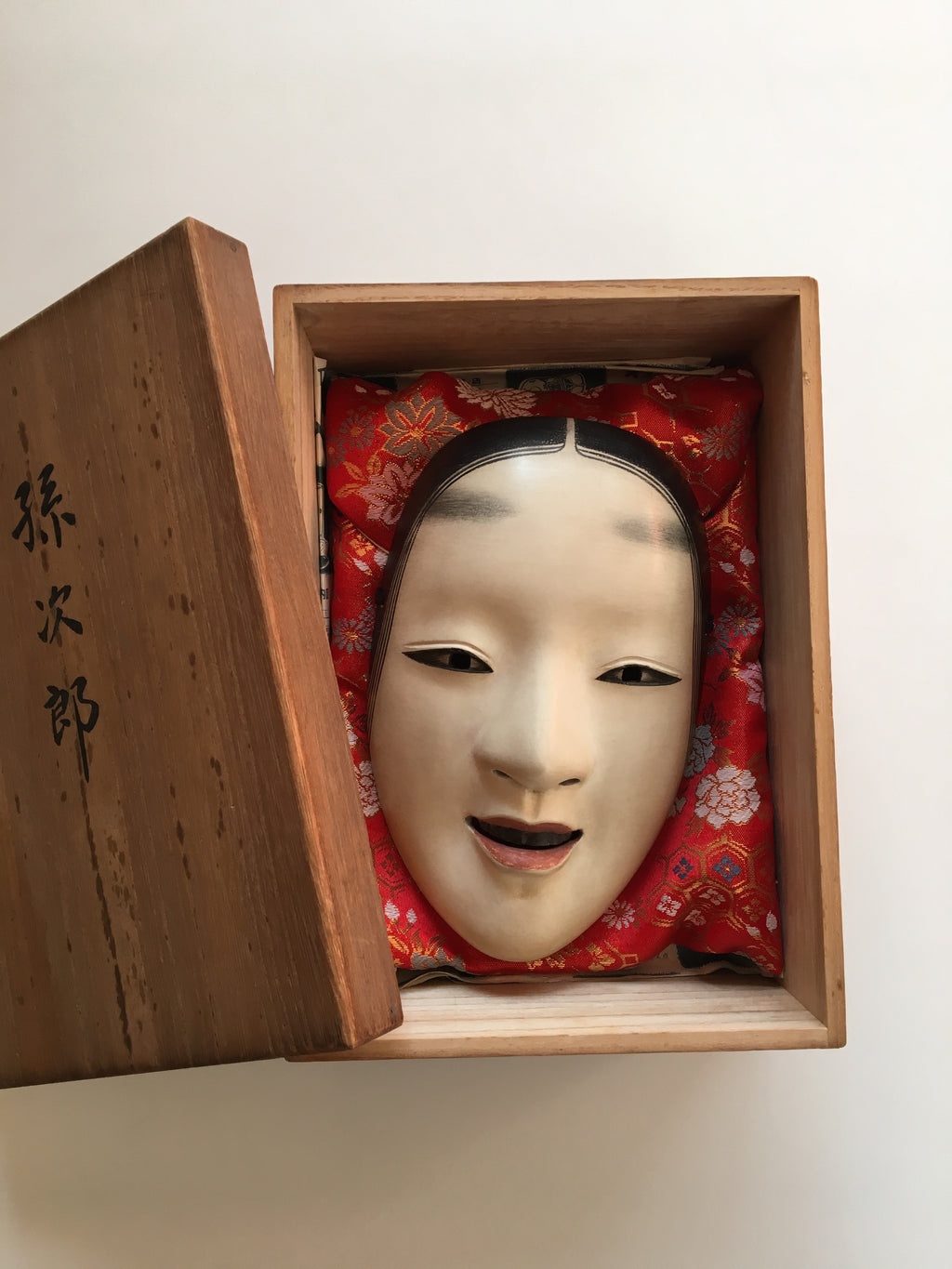 Mask of MAGOJIRO by Masahiko Matsumoto. /(with quilted textile bag and a paulownia box)