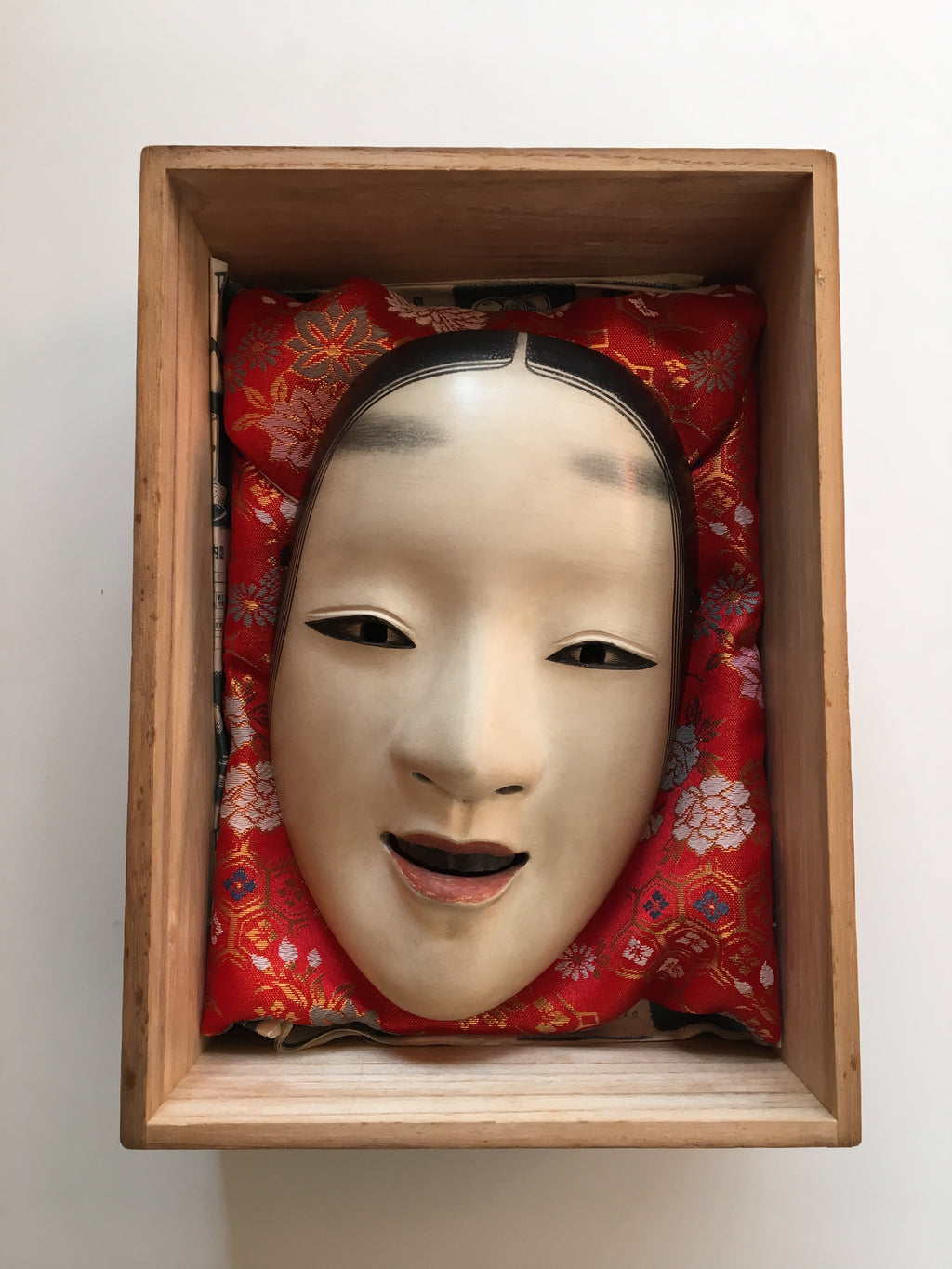 Mask of MAGOJIRO by Masahiko Matsumoto. /(with quilted textile bag and a paulownia box)