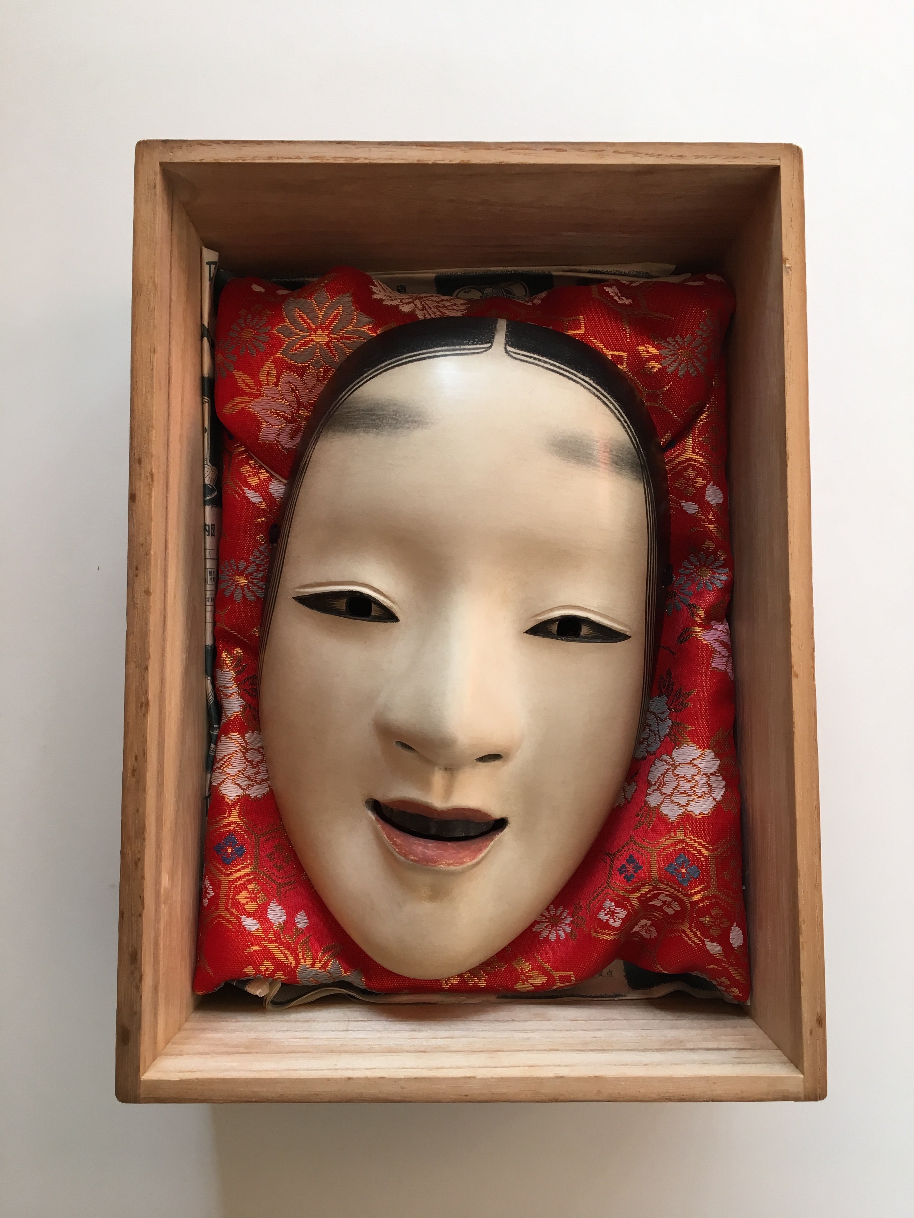 Mask of MAGOJIRO by Masahiko Matsumoto. /(with quilted textile bag and a paulownia box)
