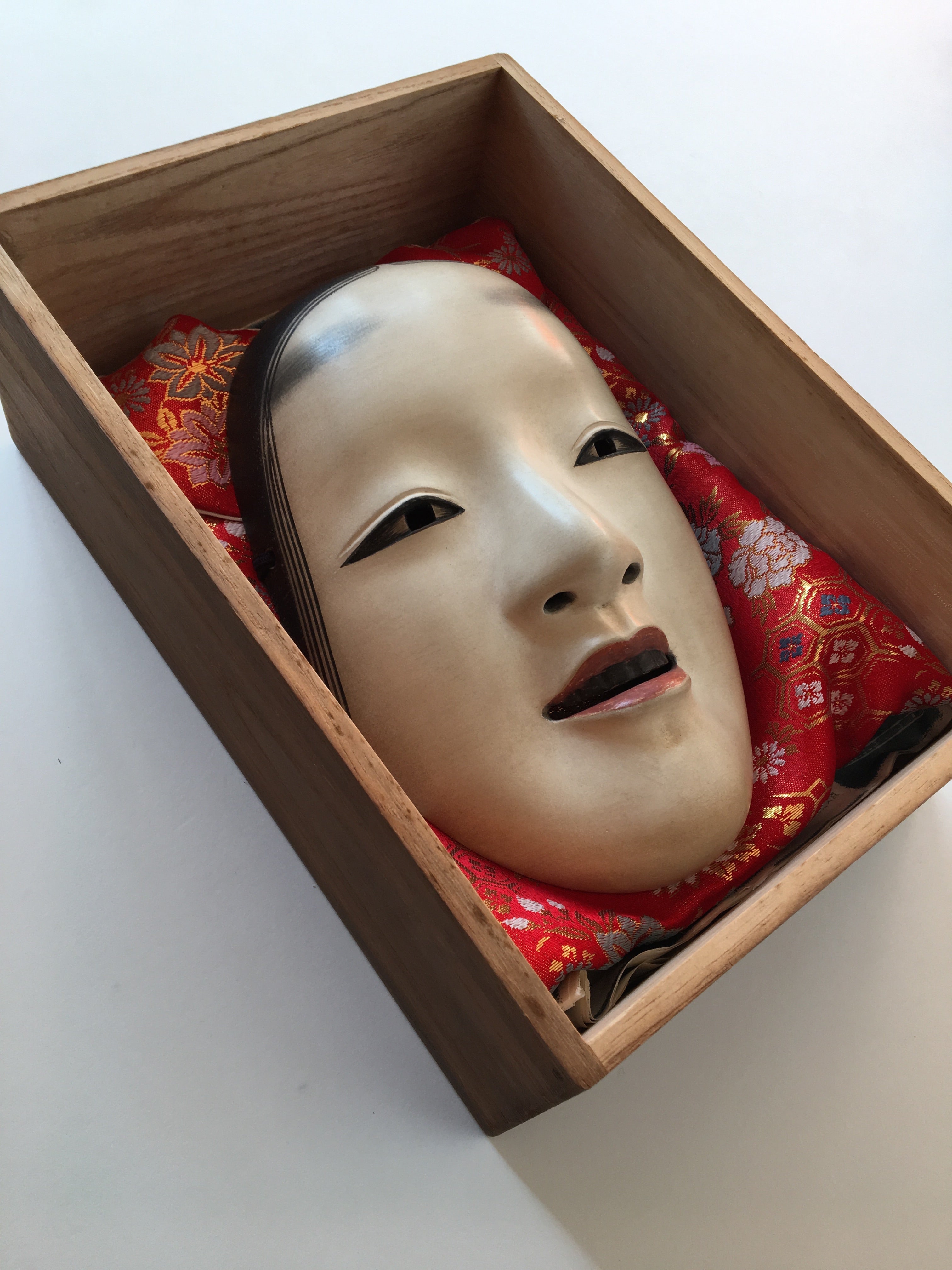 Mask of MAGOJIRO by Masahiko Matsumoto. /(with quilted textile bag and a paulownia box)