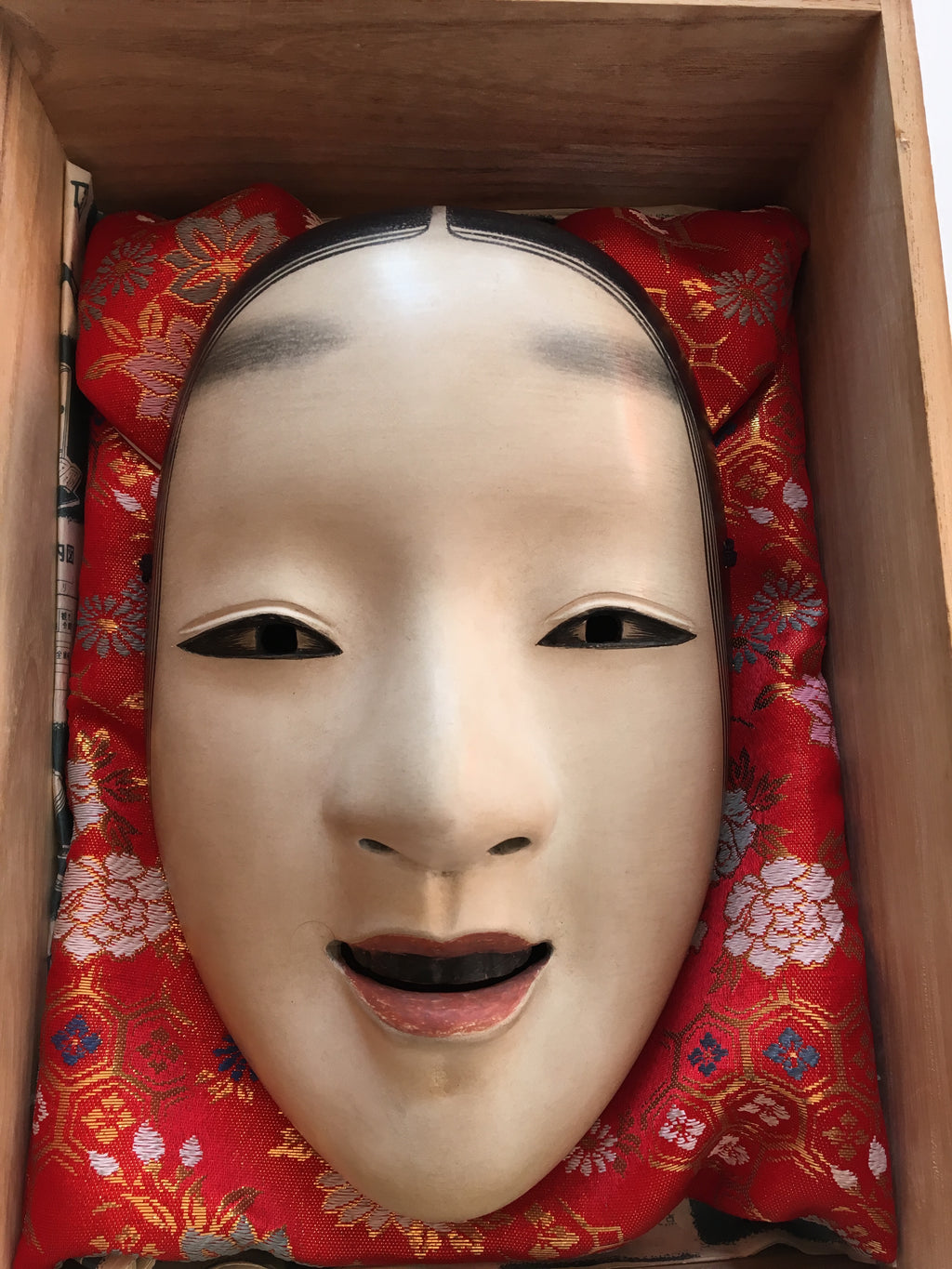 Mask of MAGOJIRO by Masahiko Matsumoto. /(with quilted textile bag and a paulownia box)