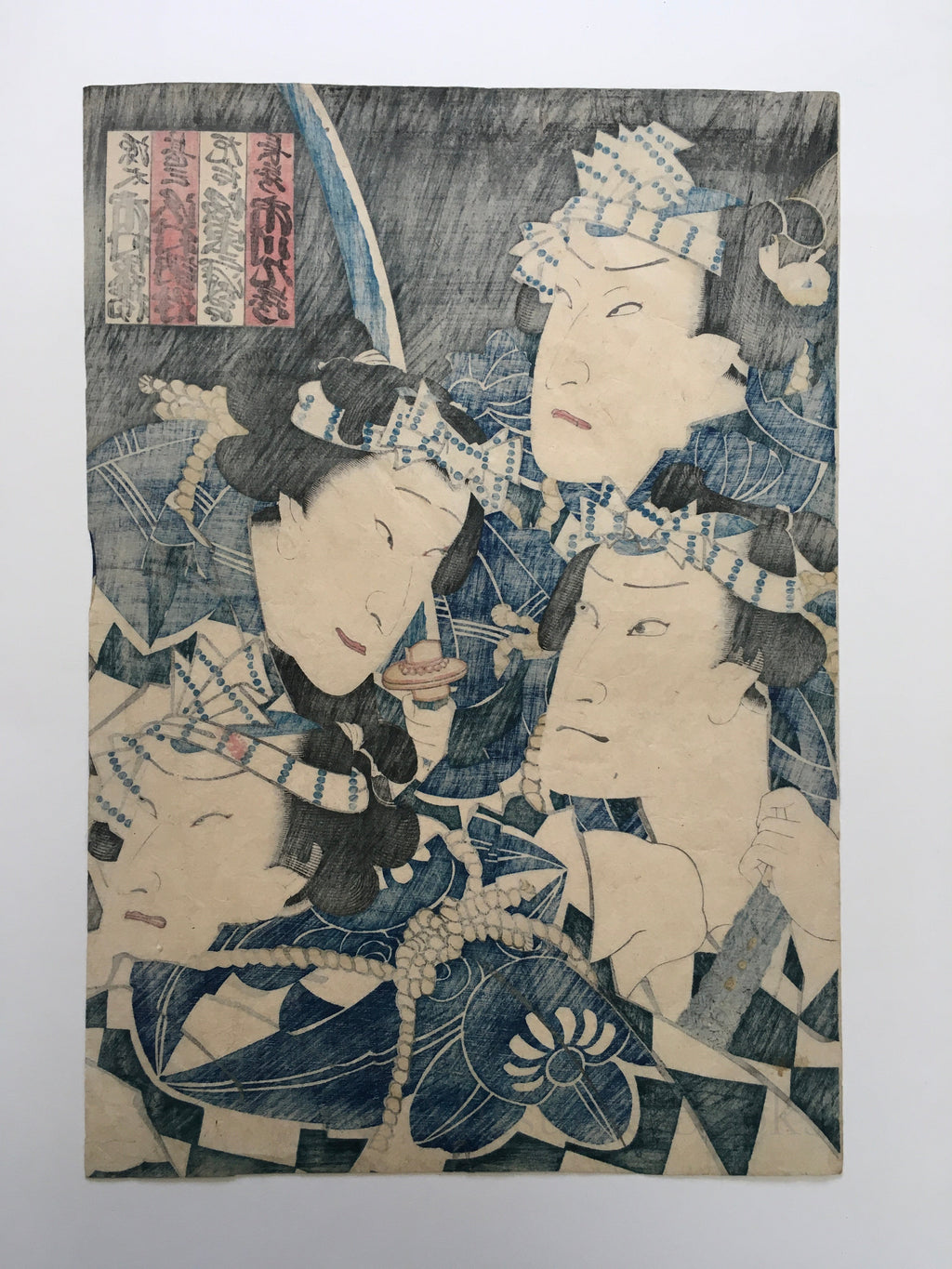 Actor Ichikawa Kuzô III as Tsurugi no Chôzô, Sawamura Tosshô II as Akari Jinzô, and Bandô Mitsugorô VI as Maegami Sakichi